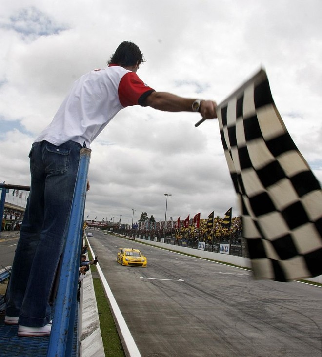 O campeão olímpico Giba deu a bandeirada final no Autódromo de Pinhais | 