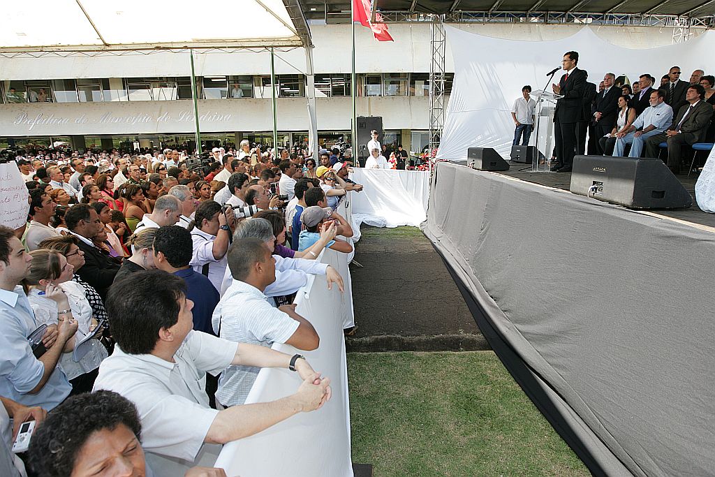 Palanque eleitoral e de marketing: Dilma Rousseff foi recebida por centenas de pessoas carentes, convocadas pela prefeitura, que nem sequer sabiam quem era a ministra | Fotos: Roberto Custódio/Jornal de Londrina