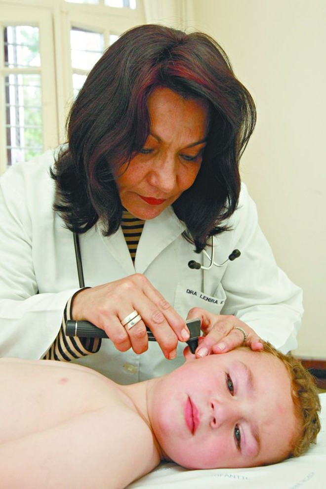 Pediatra geral Lenira Facin acompanha a saúde de João Alberto Favaro Delgado, de 2 anos: em 30 anos de profissão já atendeu várias gerações da mesma família | 