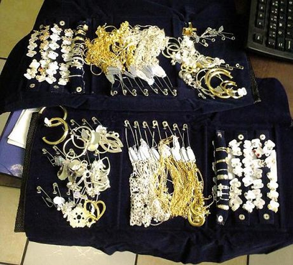 Joias contrabandeadas do Paraguai foram encontradas em um carro em Jacarezinho, no norte do Paraná | Divulgação / PRF