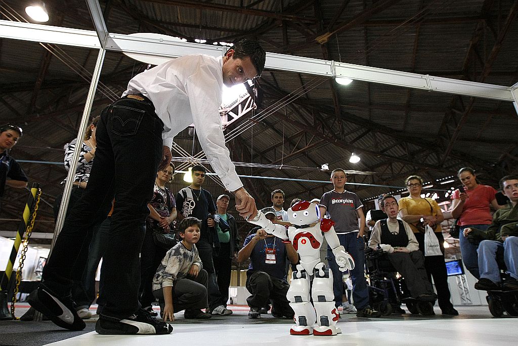 Nao, uma das atrações da feira em Curitiba: robô que é capaz de responder e-mails e de conversar com as pessoas dançou para o público ontem | Fotos: Rodolfo Bührer/ Gazeta do Povo