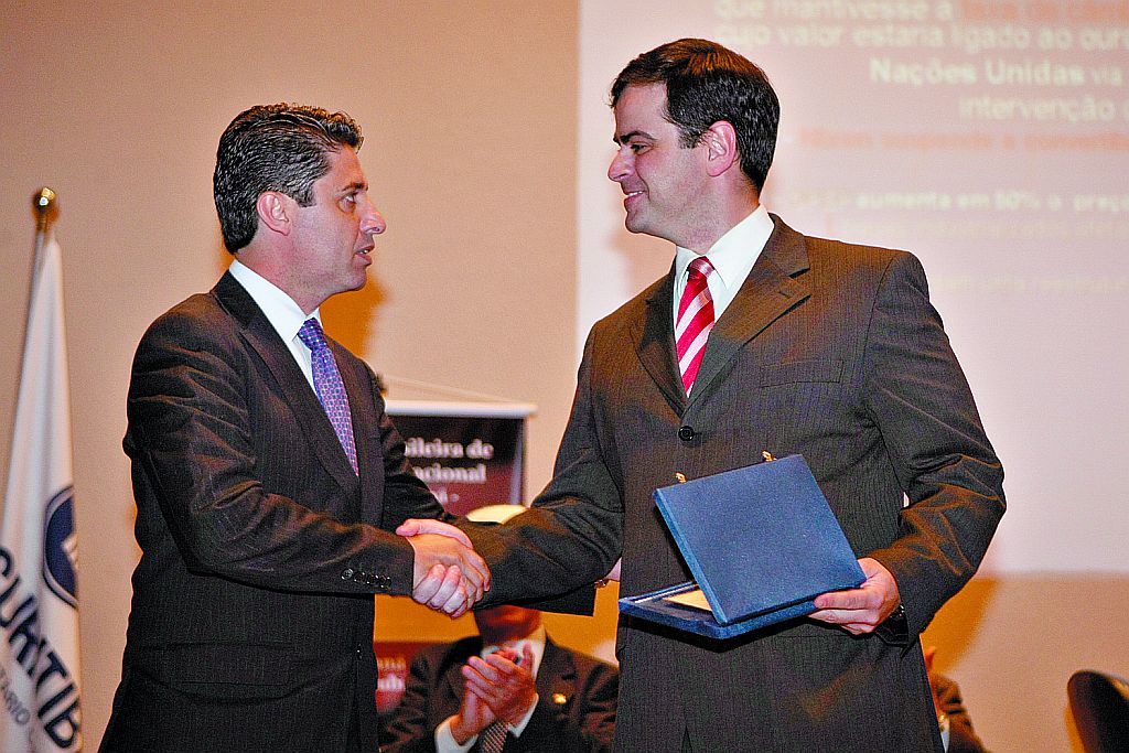 A Academia Brasileira de Direito Internacional prestou uma homenagem póstuma ao diretor-presidente da Rede Paranaense de Comunicação, jornalista Francisco Cunha Pereira Filho, nesta quinta-feira, durante a abertura da I Jornada Brasileira de Direito Internacional, no Centro Universitário UniCuritiba. A comenda O Semeador da Paz foi entregue pelo presidente da ABDI, Wagner Menezes (à esq.), ao diretor de Novos Negócios da RPC, Eduardo Ribas Fontana, que representou a família do homenageado | Pedro Serápio