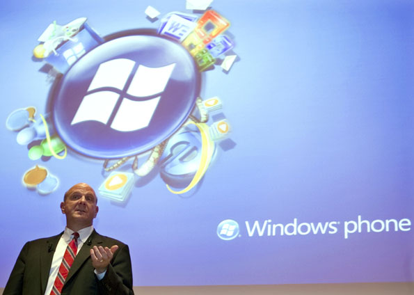 Steve Ballmer, diretor-executivo da Microsoft, durante apresentação da novidade em Paris, nesta terça | Reuters