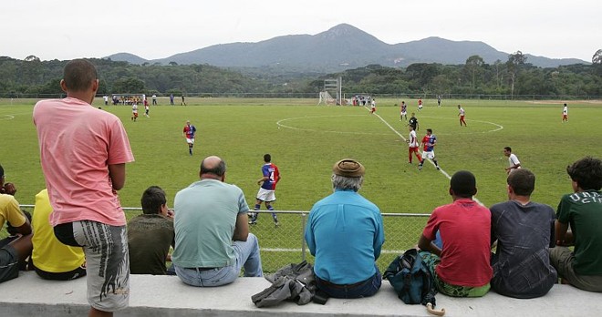 Partida no Ninho da Gralha teve com cenário de fundo o Morro do Anhagava, na Serra do Mar |