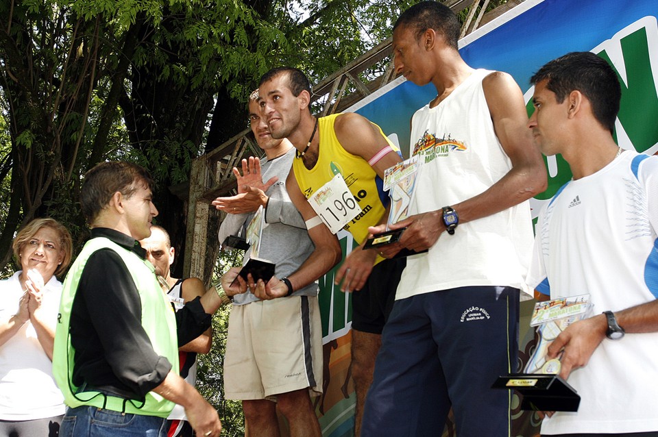 Adriano recebe dos organizadores o troféu de vencedor da Meia Maratona de Maringá | Roberto Furlan/PMM