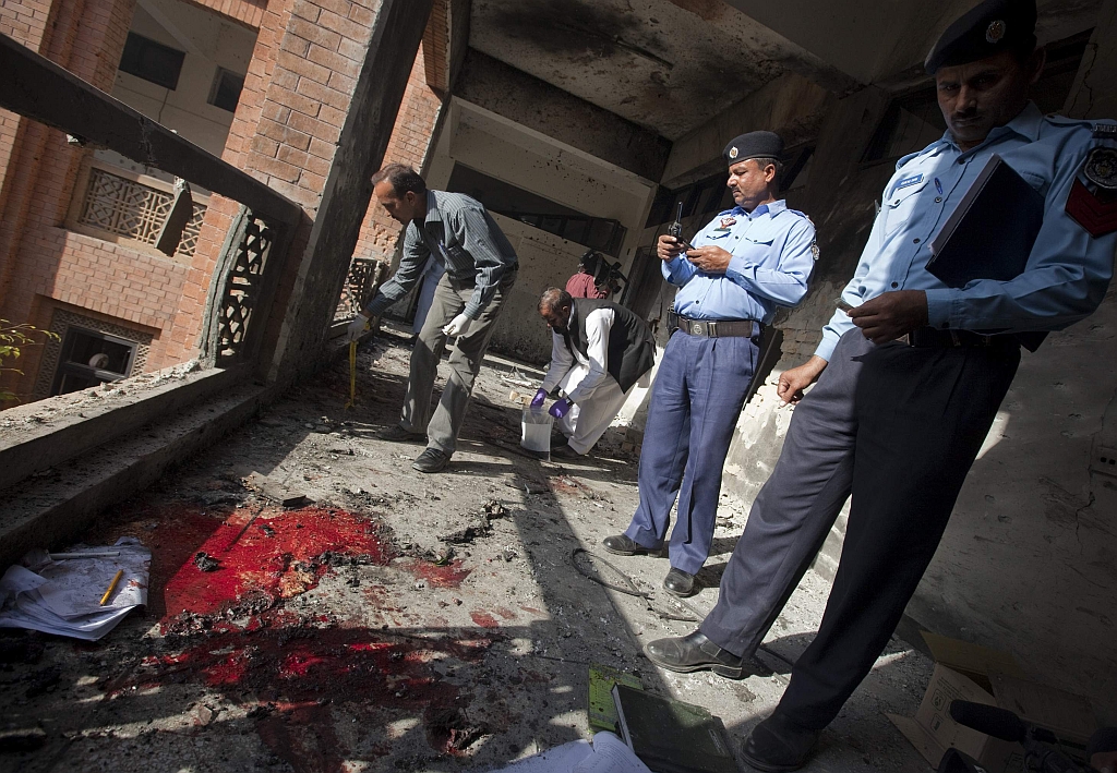 Esquadrão anti-bombas examina local da explosão na universidade de Islamabad | Reuters