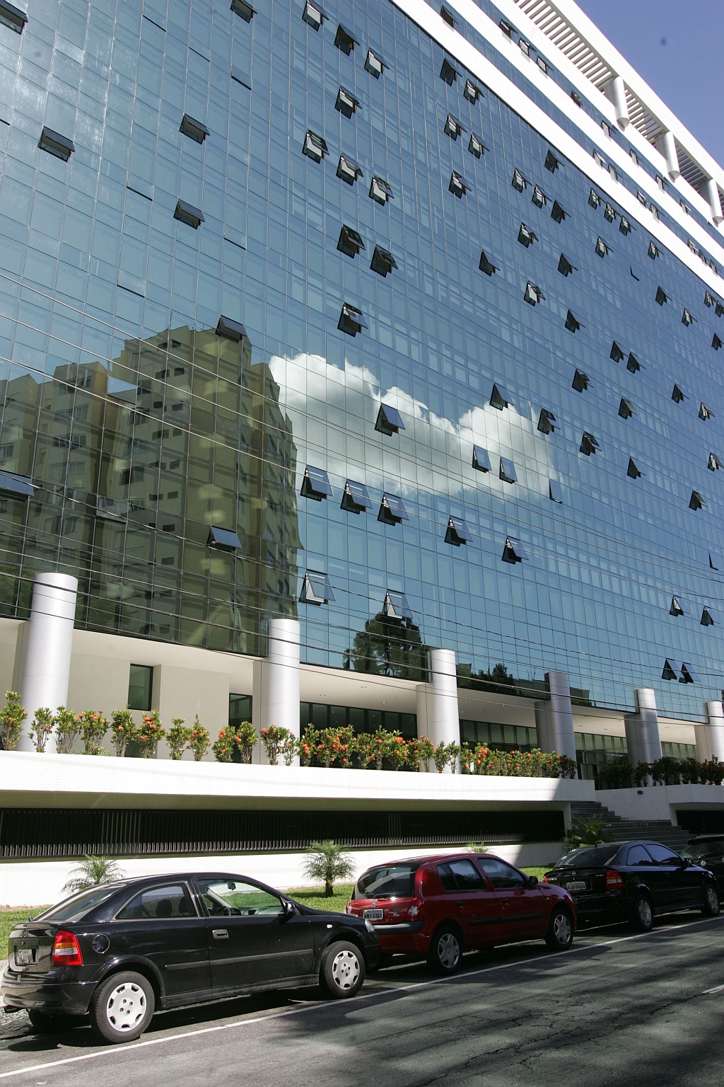 Carros em frente do TJ: desembargadores do Paraná discutiram ontem como regulamentar o uso dos veículos oficiais, mas não chegaram a um acordo | Aniele Nascimento/ Gazeta do Povo