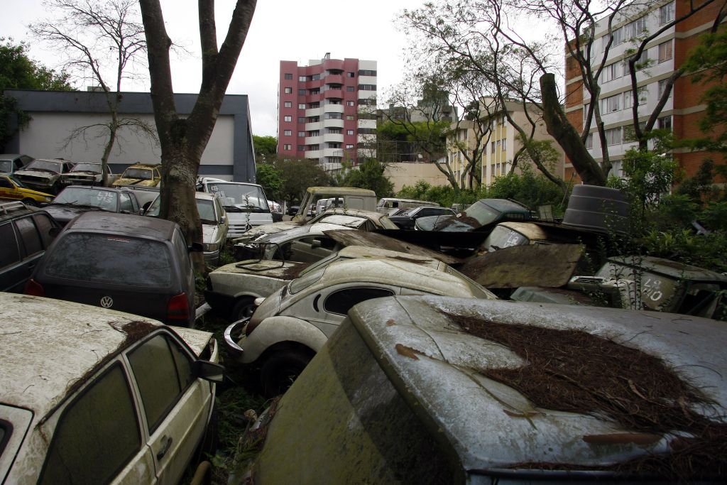 Novo delegado da Furtos e Roubos de Veículos diz que está fazendo um levantamento para realizar um leilão e tentar reduzir o número de veículos do pátio | Daniel Derevecki/Gazeta do Povo