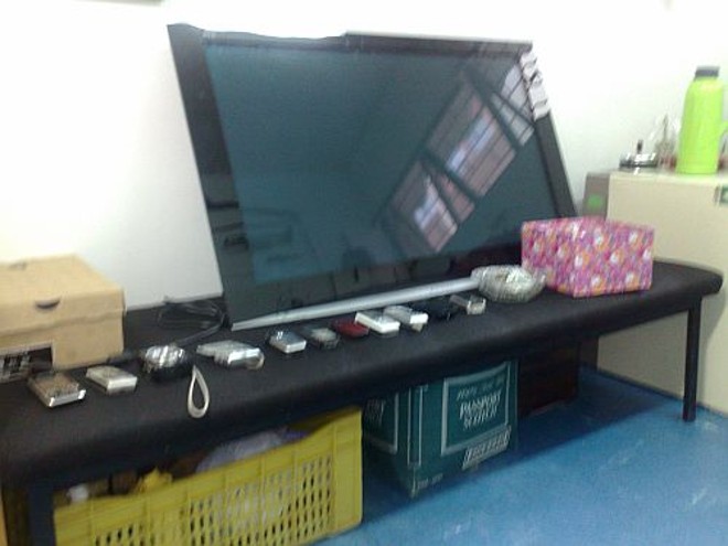 TV de plasma, celulares e máquinas fotográficas estão entre os eletrônicos roubados pelo grupo |