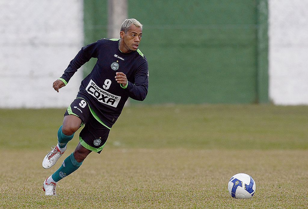 Risco para o Atletiba: Marcelinho joga pendurado com o Grêmio |