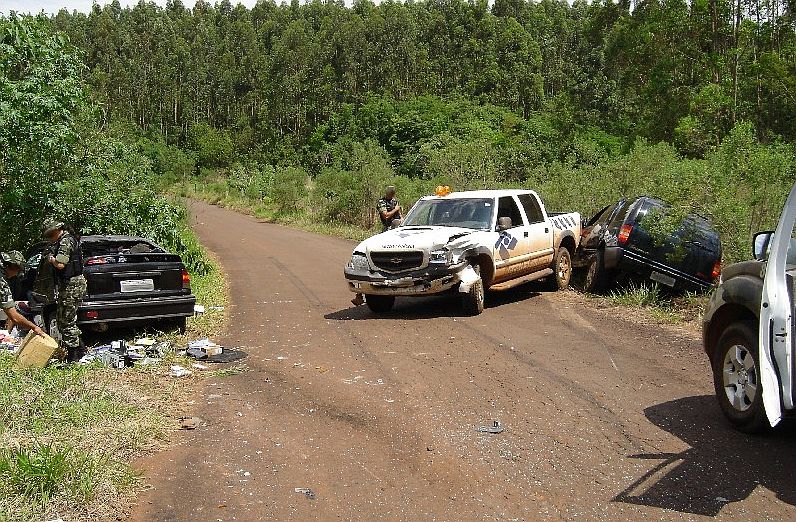 Caminhonete da Receita Federal foi atingida pelos dois carros com contrabando | Divulgação/Receita Federal