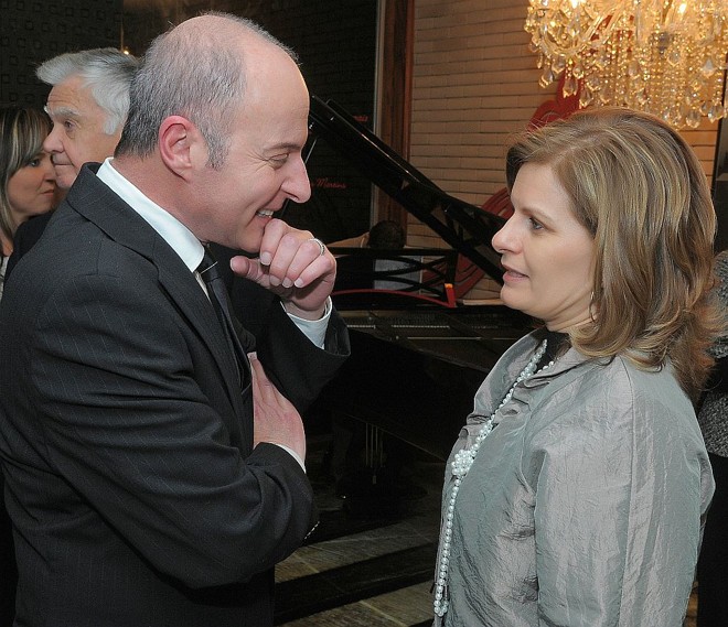 O artista plástico Carlos Eduardo Zimmermann foi recebido pela arquiteta Francisca Cury, uma das organizadoras da mostra Morar Mais em Curitiba, no coquetel de abertura do evento, no último dia 29 | 