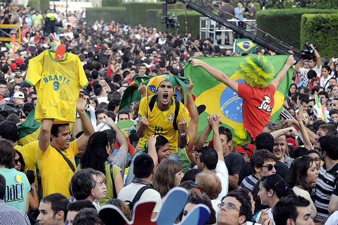 Provocação: brasileiros comemoram a vitória carioca na festa organizada pela prefeitura de Madri | 