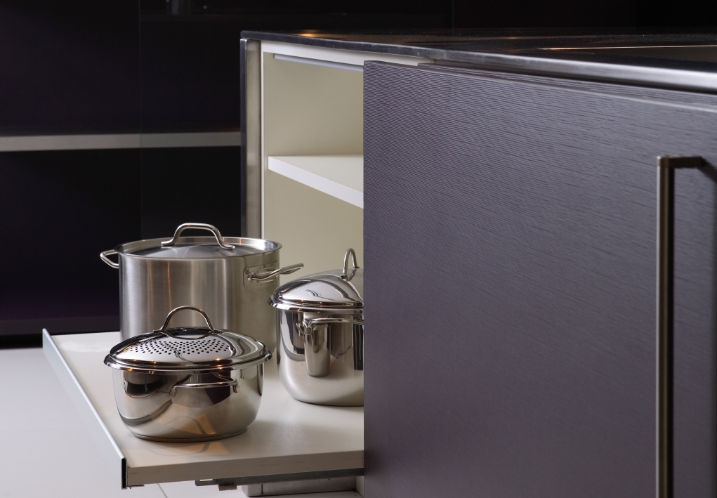 A visualização das panelas neste móvel da Kitchens é melhor com a prateleira e porta de correr | Fotos: Divulgação