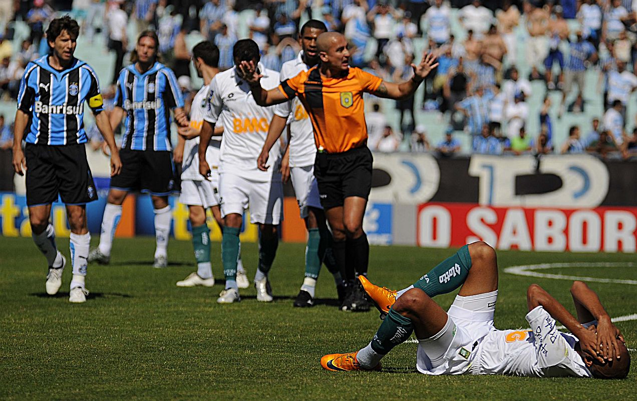 Arbitragem foi bastante criticada pelo time do Coxa, que teve Renatinho expulso no início do segundo tempo | Edu Andrade / Agência Estado