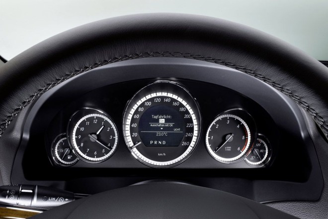 Detalhe do painel do Mercedes-Benz Classe E Coupé |