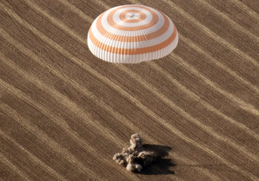 Cápsula espacial "Soyuz" regressa à Terra com o magnata canadense Guy Laliberté | Reuters