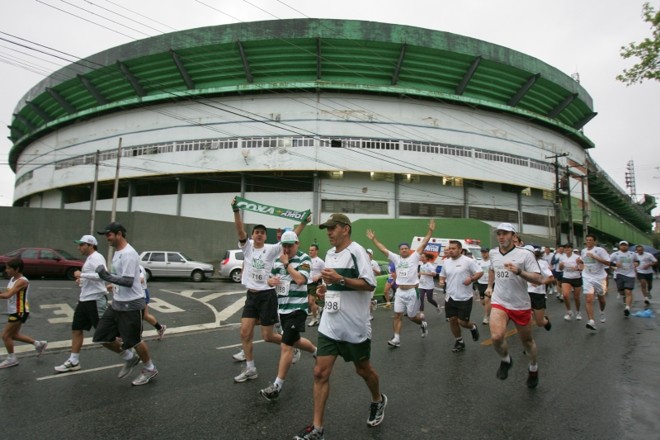 Torcedores corredores não se incomodaram com a chuva e disputaram a corrida do Centenário, que abriu a programação de segunda-feira no Couto Pereira. | 