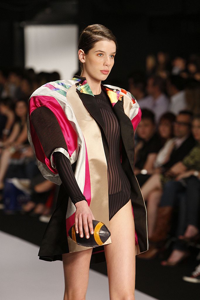 Herchcovitch: ombreiras gigantes em jaquetas volumosas |