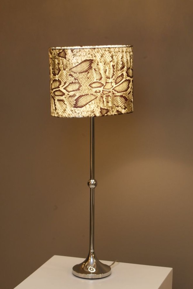 Modelo Rain em latão cromado com cúpula com tecido que imita couro de cobra. Design de Simone Figueiredo. Custa R$ 1.150 na Interpam |