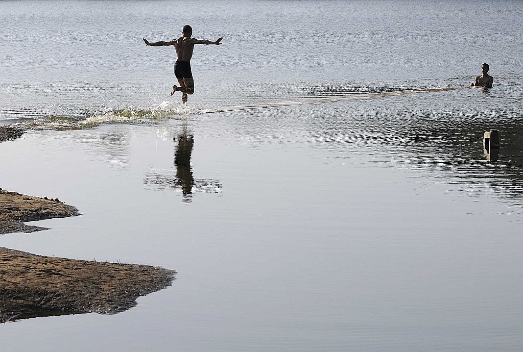 Chinês caminhou 18 metros sobre a água, quebrando recorde anterior que também era seu | Fotos: Reuters