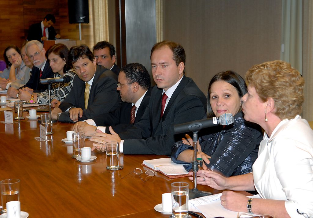 Reunião realizada ontem entre secretários de Educação, reitores e o ministro Fernando Haddad (de gravata amarela) para encontrar uma data ideal para a aplicação do Enem | Renato Araujo/ABr