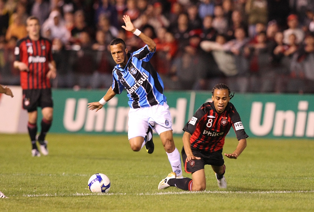 Por um passo: Wesley cai pouco antes da linha da grande área, após a chegada do meia gremista Souza | Pedro Serápio/ Gazeta do Povo