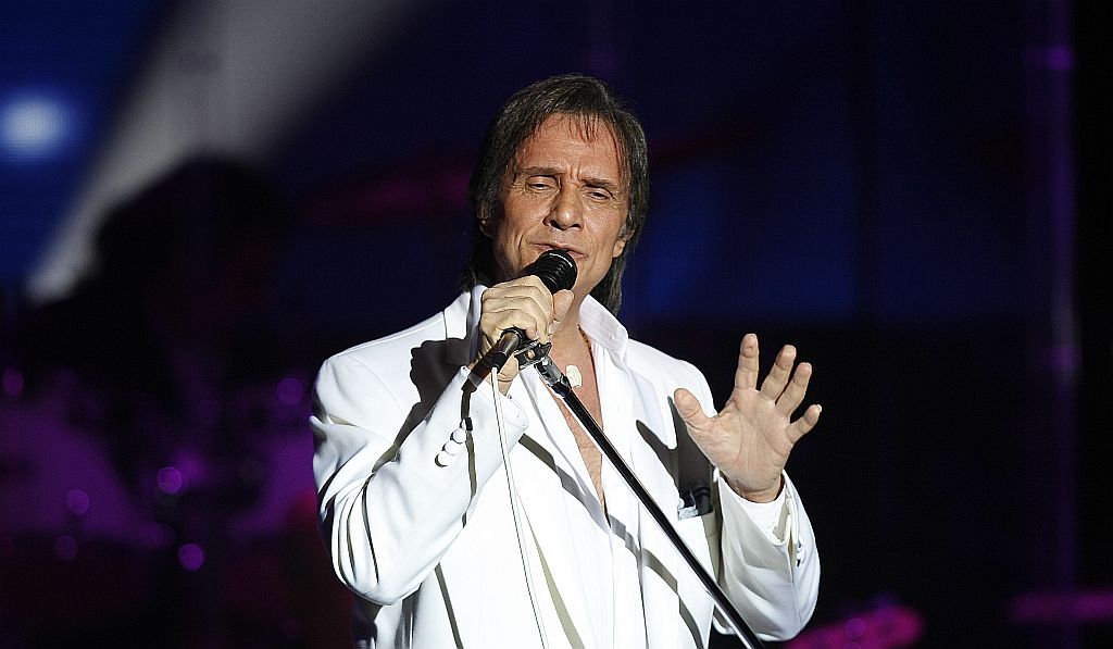 Atraso de meia hora não incomodou os 2.400 súditos que pagaram entre R$ 400 e R$ 1,2 mil para ver Roberto Carlos | Antonio Costa/Gazeta do Povo