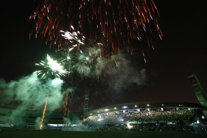 Queima de fogos em comemoração aos 100 anos do Coritiba Foot Ball Club, no Estádio Couto Pereira |