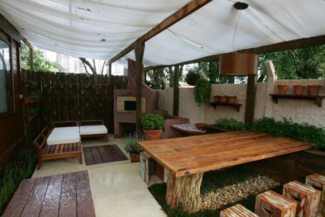 Jardim Gourmet, de Claudia Canales, forno à lenha e canteiro com temperos |