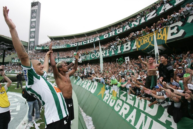 Ariel e Marcelinho caíram nos braços da torcida Coxa, que não arredou o pé do estádio até receber a saudação dos jogadores |