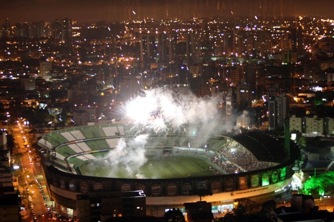 Queima de fogos em comemoração aos 100 anos do Coritiba Foot Ball Club, no Estádio Couto Pereira |