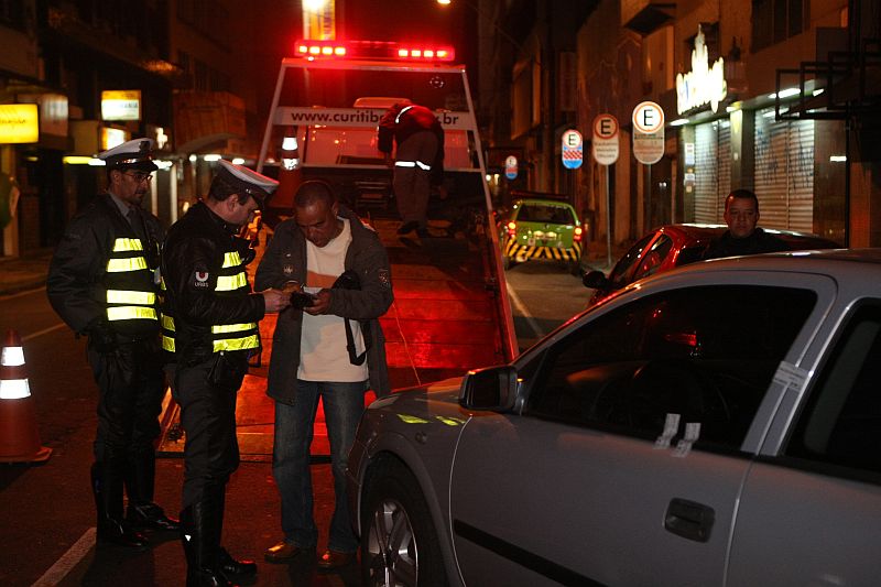 Para retirar o carro do pátio da Diretran, o motorista precisa pagar uma taxa de R$ 86,47, mais diária de R$ 15,46 | Pedro Serapio/Gazeta do Povo