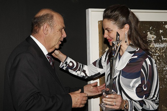 Lopes entrega o troféu a Ana Amélia: emoção com a homenagem ao pai |