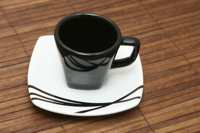 Linha Square, da Porto Brasil. Na Bergerson Presentes, o conjunto com seis xícaras custa R$ 80 | 