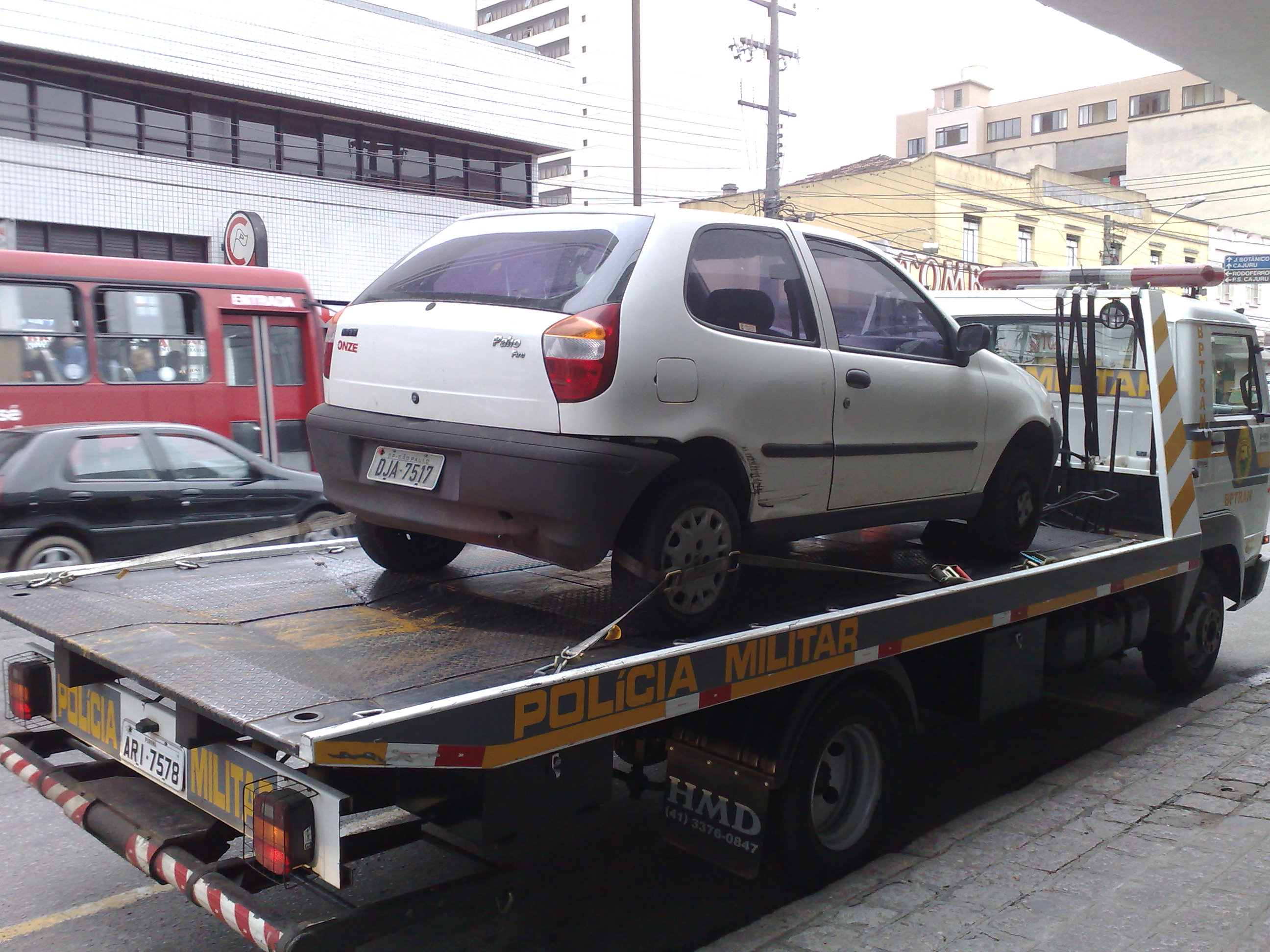 Véiculo com dívida milionária foi apreendido na tarde desta sexta-feira no centro de Curitiba | Adriano Ribeiro