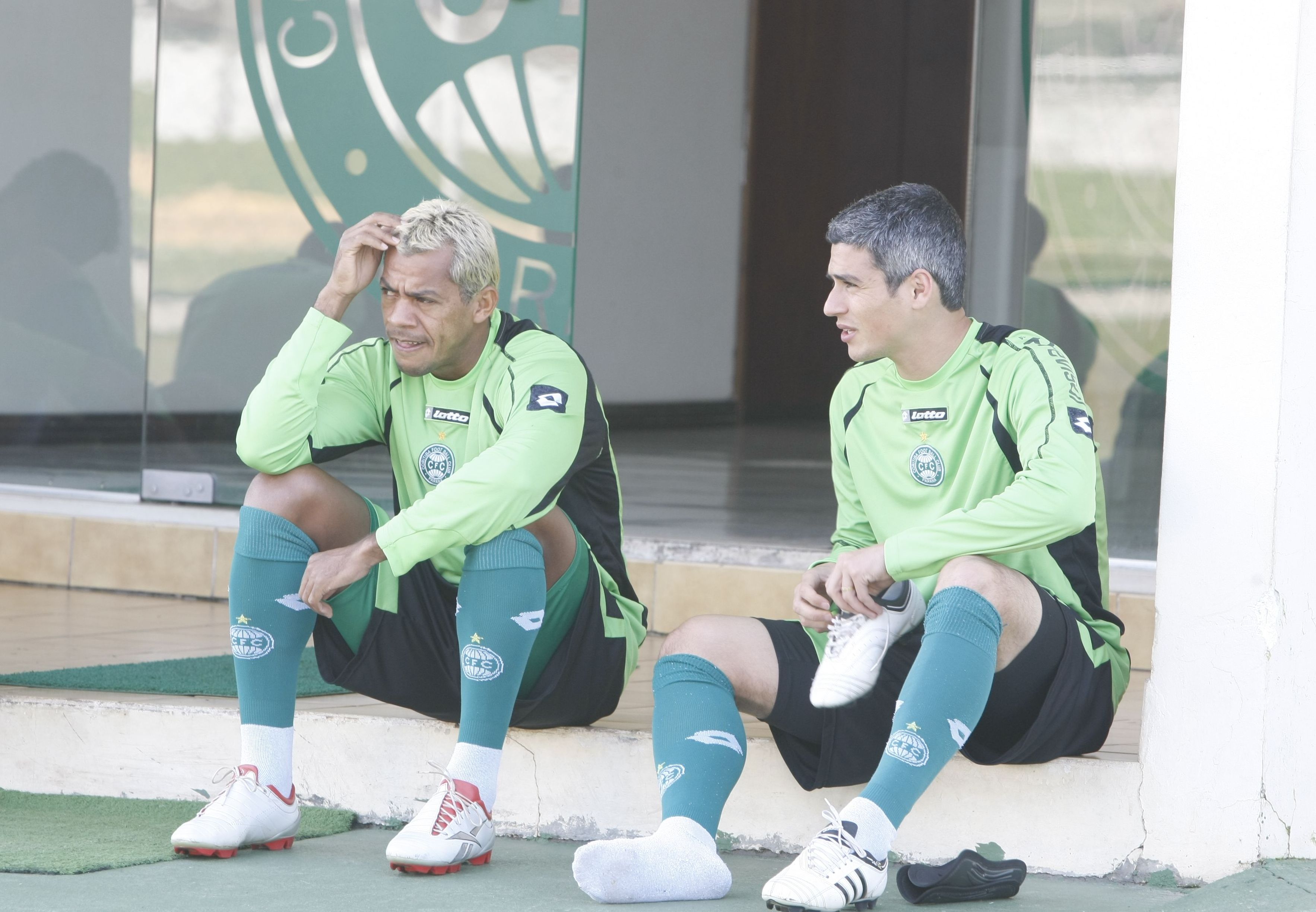 Heffner (esq) e Marcelinho Paraíba. O primeiro está vetado e nao enfrenta o São Paulo. O segundo foi apenas poupado de treinamentos, mas joga na quarta-feira | Marcelo Elias / Gazeta do Povo