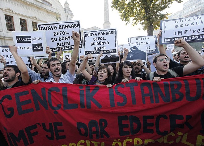 Estudantes turcos fazem protesto anti-FMI: Istambul é sede da reunião anual do Fundo, que passa por renovação |