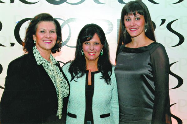 25 ANOS DE SUCESSO: Em badalado evento, a empresária e amiga Rita Cooper Mylla comemorou 25 anos de sua loja de joias e presentes R.Cooper´s, reunindo elegante grupo da sociedade. Entre as presentes, Marlei Brunetti e Mara Francisca Fattouch, que ladeiam Ritinha na foto. (foto Naidern Jr) |