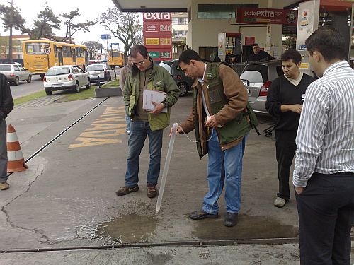 Técnicos da secretaria de Meio Ambiente foram até o posto verificar o vazamento | Adriano Ribeiro