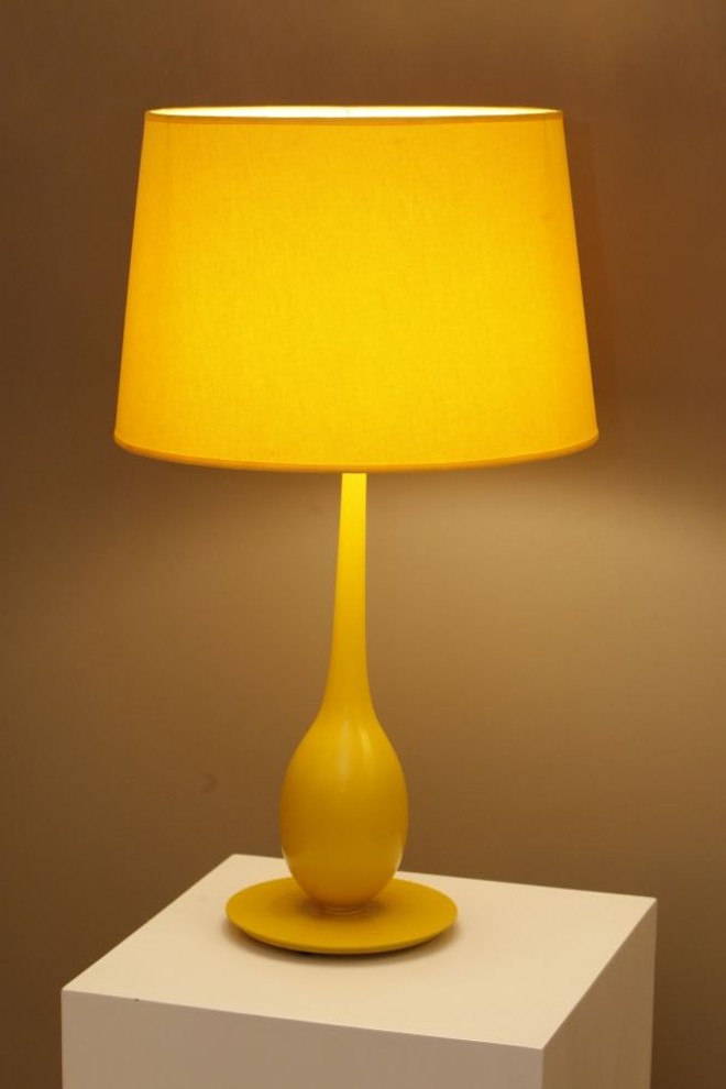 Abajur Split em metal pintado, custa R$ 698 |