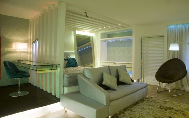 No Estar e Quarto da Executiva, projeto da arquiteta Giselle Ramos do Nascimento, linhas paralelas em drywall