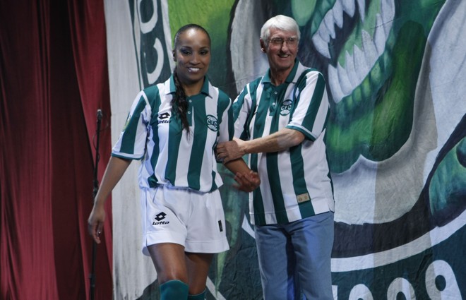 Dirceu Krüger, há 43 anos no Coritiba, veste a camisa que resgata a primeira usada pelo clube, em 1909, acrescida do escudo com a sigla CFC mais grossa e sem a inscrição Coritiba Foot Ball Club Paraná em volta. |