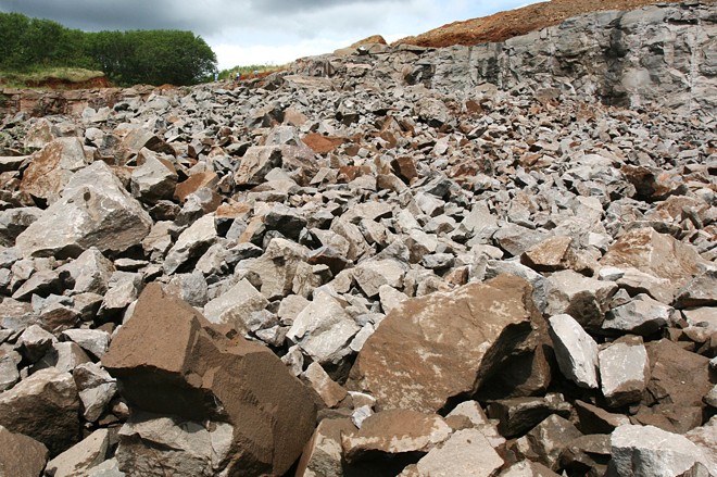 Pedras retiradas da implosão serão usadas na recuperação de asfalto e na produção de artefatos de concreto |