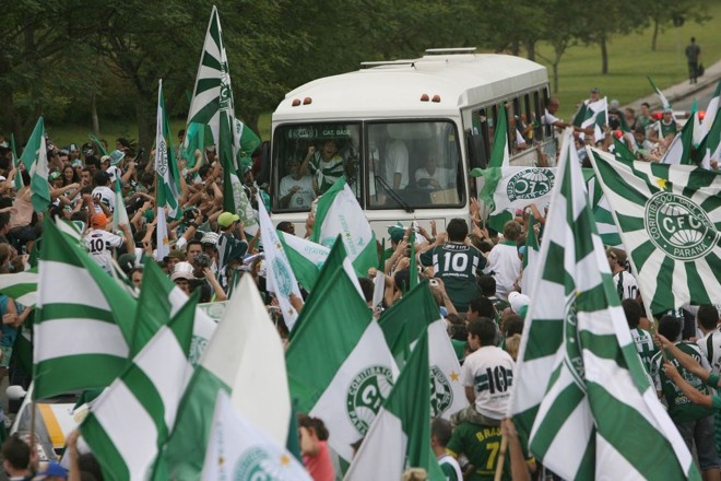 Na volta do Recife, onde o Coritiba conquistou a Série B, a torcida foi às ruas para receber mais um time campeão |