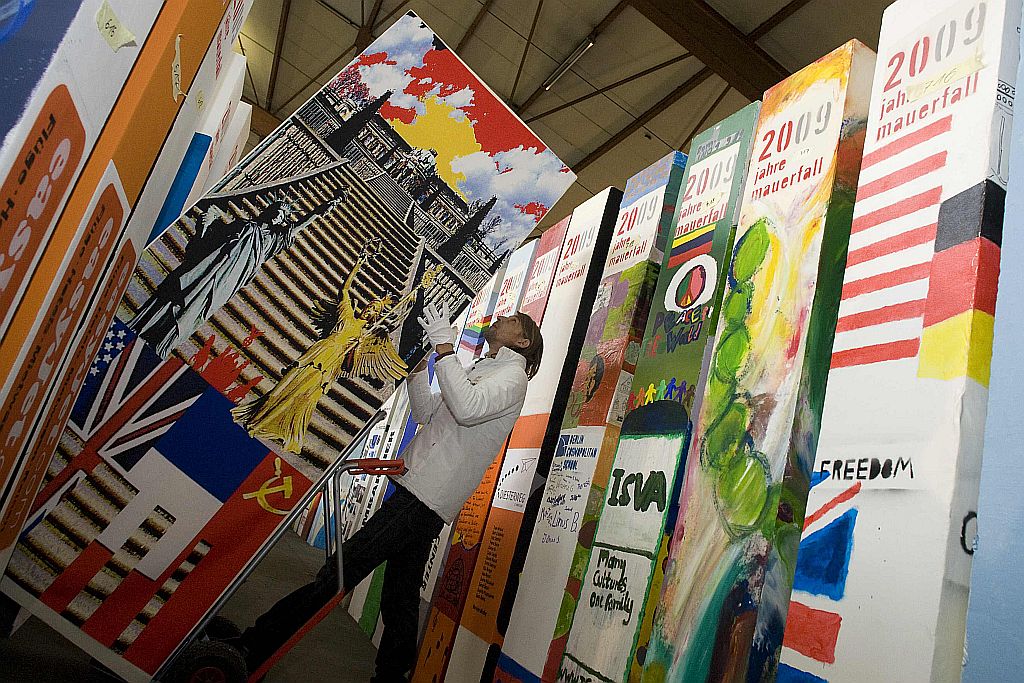 Ao todo serão mil dominós de 20 kg e 2,5 metros de altura cada | Reuters