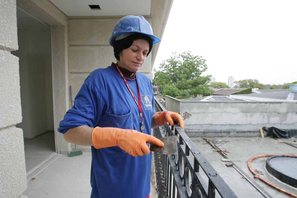 Você tem sempre de procurar algo para fazer, nunca se fica parado, porque sempre tem serviço. Quero fazer carreira
Silvana de Oliveira, 38 anos, servente. | Fotos: Daniel Castellano/ Gazeta do Povo