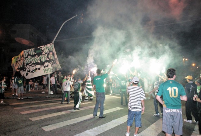 Já na esquina do Couto Pereira, a torcida improvisou um Green Hell do centenário |