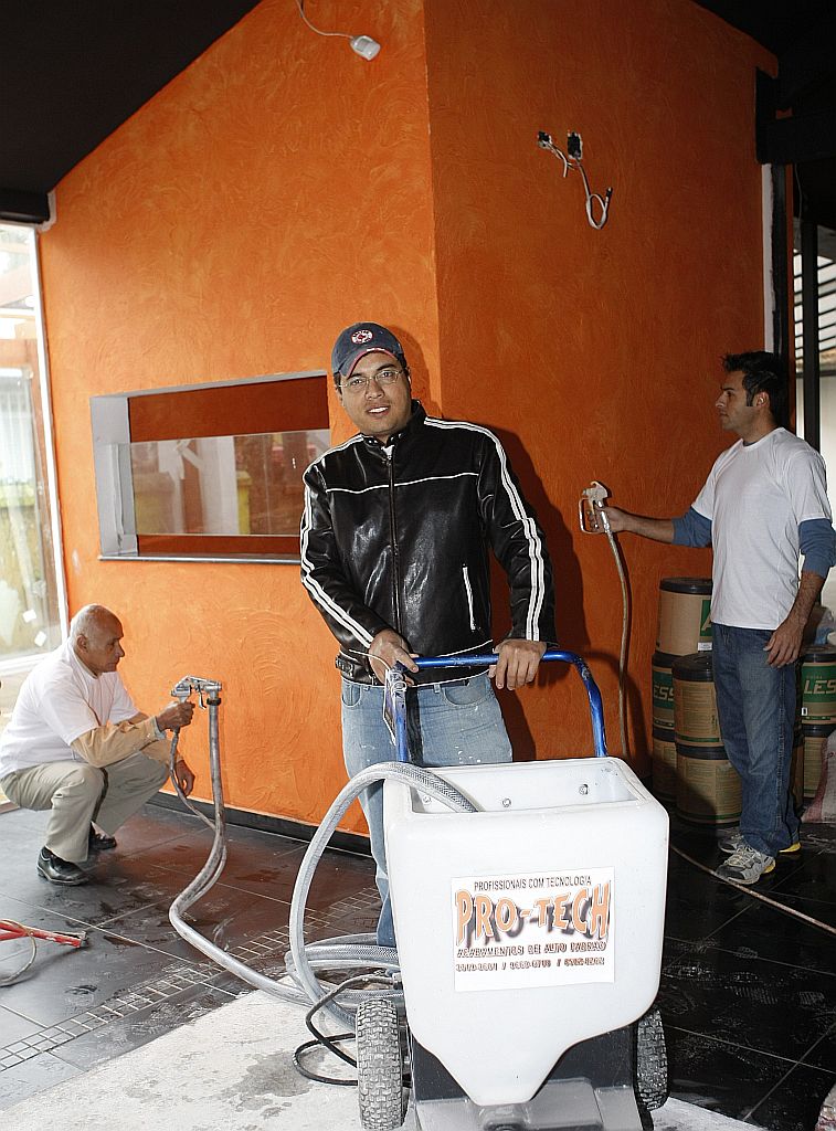 Arivanil de Melo e seus dois funcionários na Pro-Tech: abertura de vagas nas microempresas ocorre aos poucos | Aniele Nascimento/Gazeta do Povo