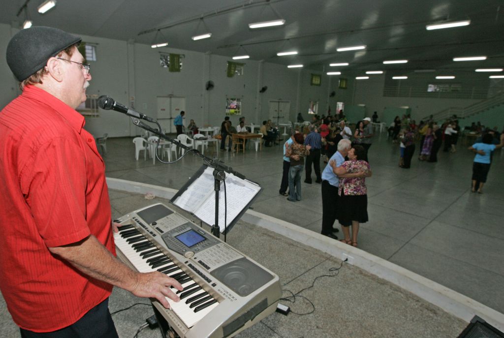 Armando, 63 anos, hoje toca no baile do Centro de Convivência do Idoso de Foz do Iguaçu, mas teve de ficar parado por dois anos por problemas cardíacos | Christian Rizzi/Gazeta do Povo